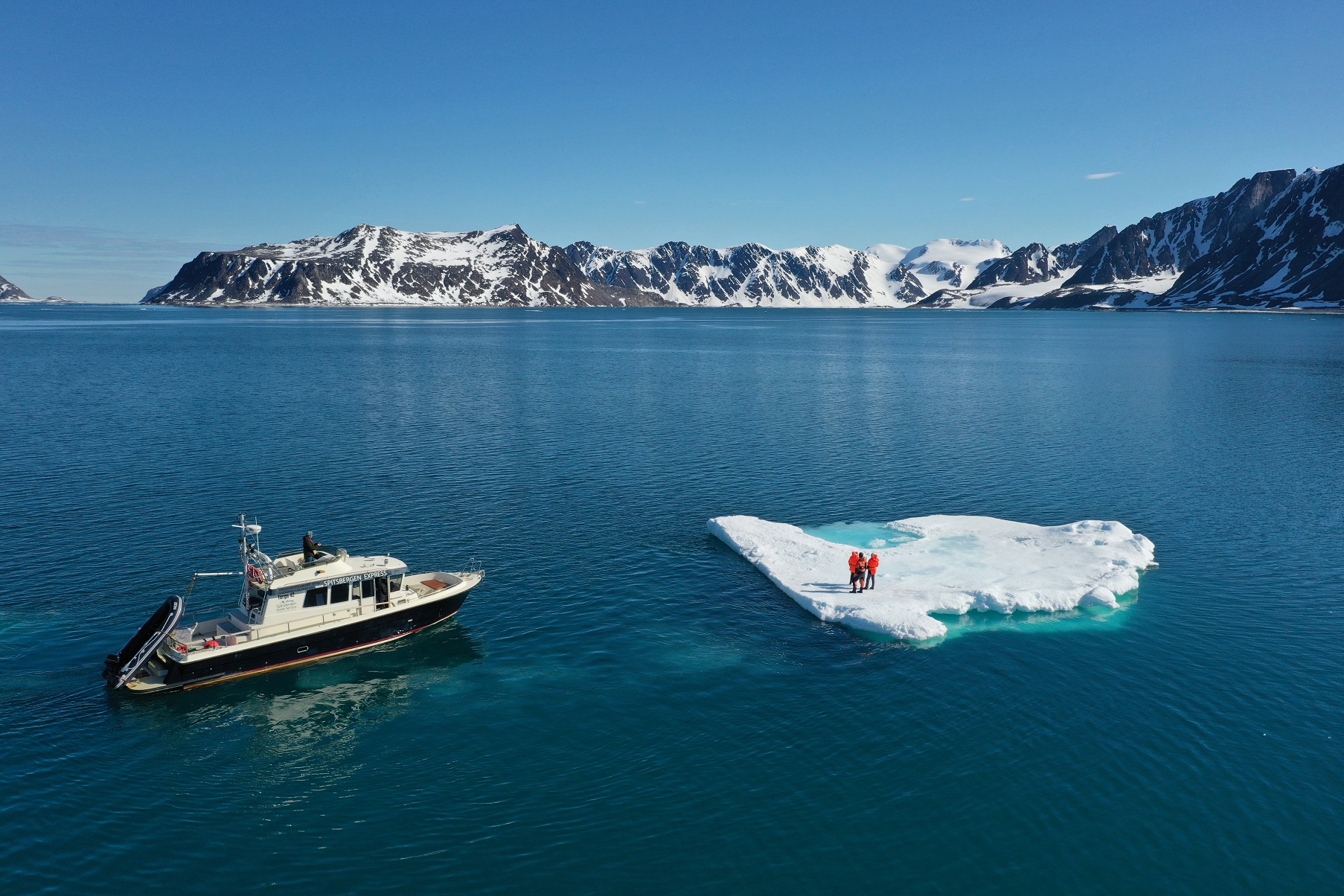 Iceberg-du-Svalbard-vu-par-un-drone
